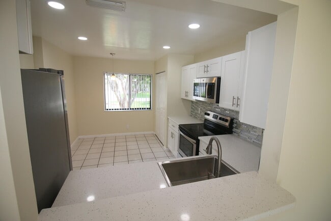 Building Photo - 6076 Strawberry Lakes Cir