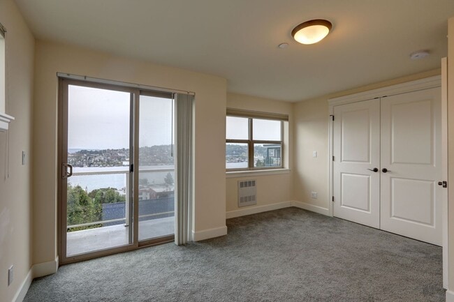 Building Photo - Grand 4 bedroom /2.5-bathroom Townhome w/ Sweeping Views of Lake Union & Cascades!