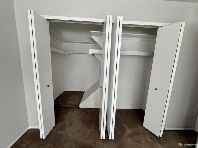 Building Photo - 41070 Southwind Dr