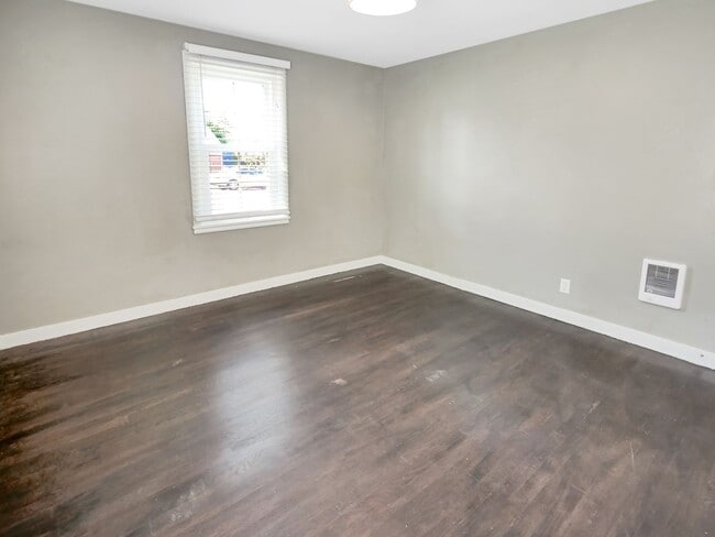 Building Photo - 2 Bed and 1 Bath Charming Single-Family Ho...