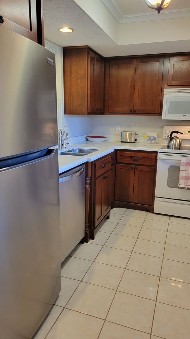 Building Photo - Annual turnkey/seasonal furnished ground floor condo in 55+ Community in Sarasota