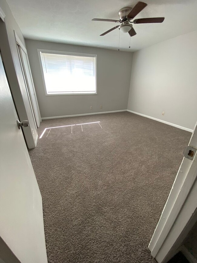 Building Photo - 2Bedroom 1.5Bath - $900 - REDUCED RENT!!