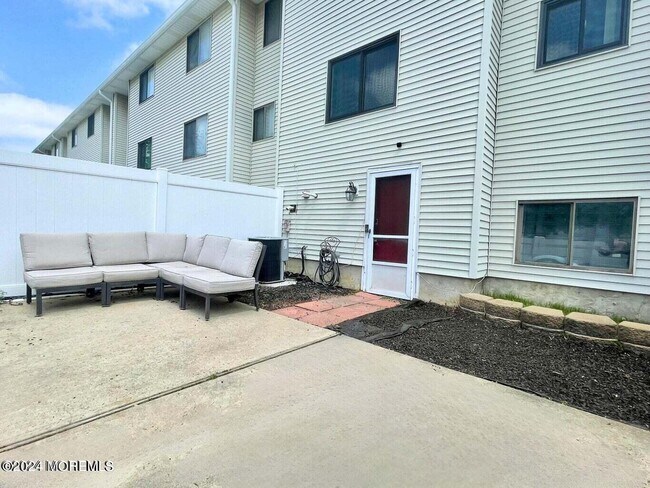 Building Photo - 562 Clubhouse Dr