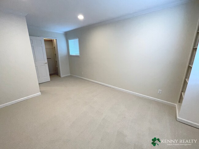 Building Photo - Large 3 Bedroom, 2.5 Bathroom, Great Neigh...