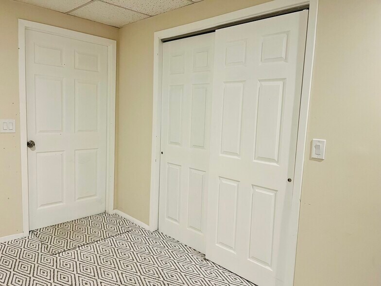 Building Photo - 8 Deer Path