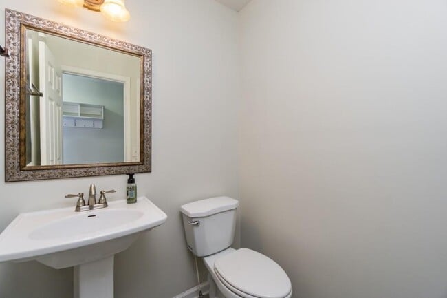 Building Photo - 8860 Penbrooke Ct