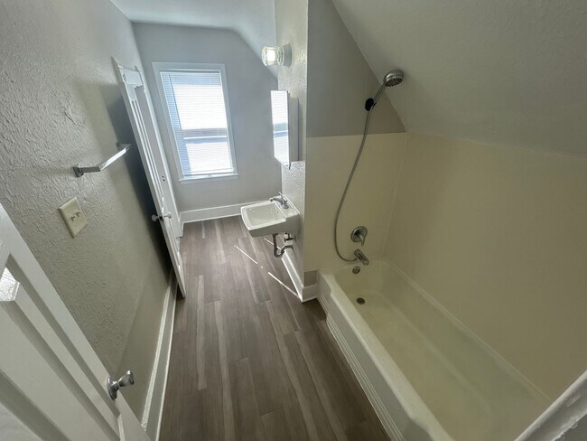 Building Photo - Highly walkable upstairs duplex