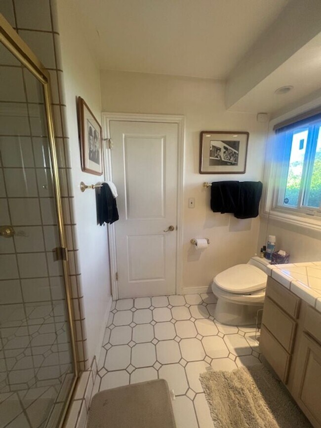 Building Photo - Beautiful One Level, 3 Bedroom, 3 Bathroom Tarzana Pool Home for Lease!