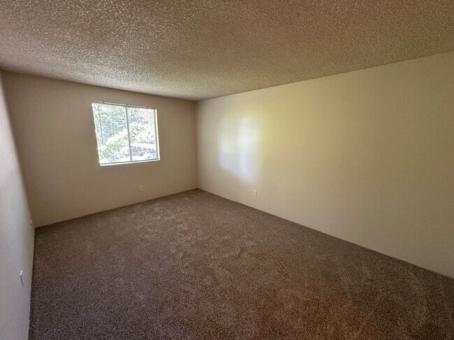 Building Photo - Cute and Cozy 1 Bedroom Condo in Gated Tim...