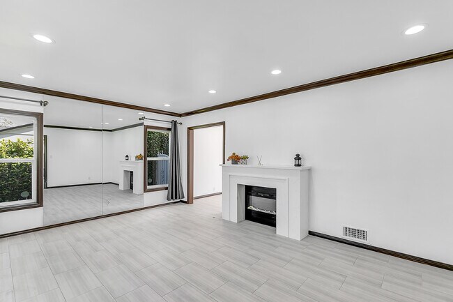 Building Photo - 2201 Manning Ave