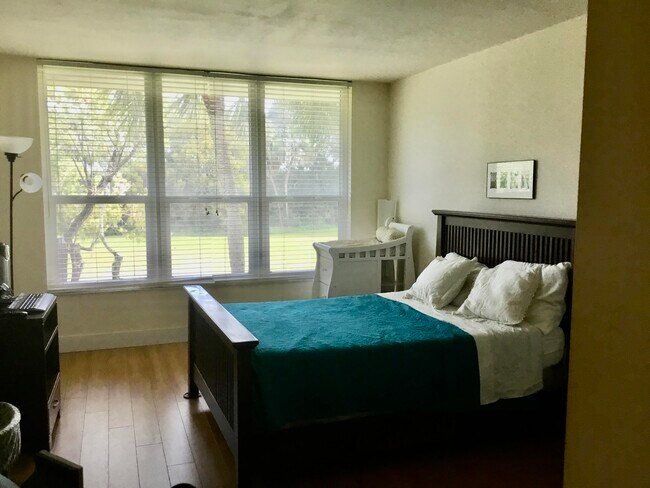 Building Photo - 4007 N Cypress Dr