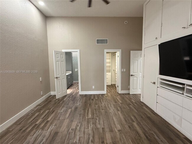 Building Photo - 2645 Parkview Dr S