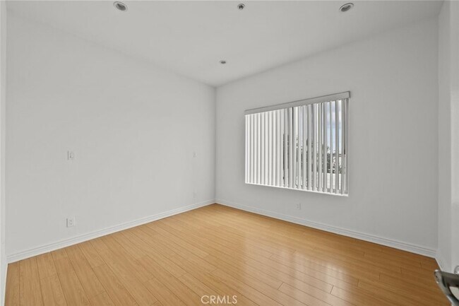 Building Photo - 231 E Burbank Blvd