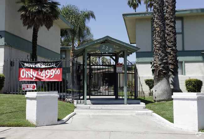 Entrance - Park Villa Apartments