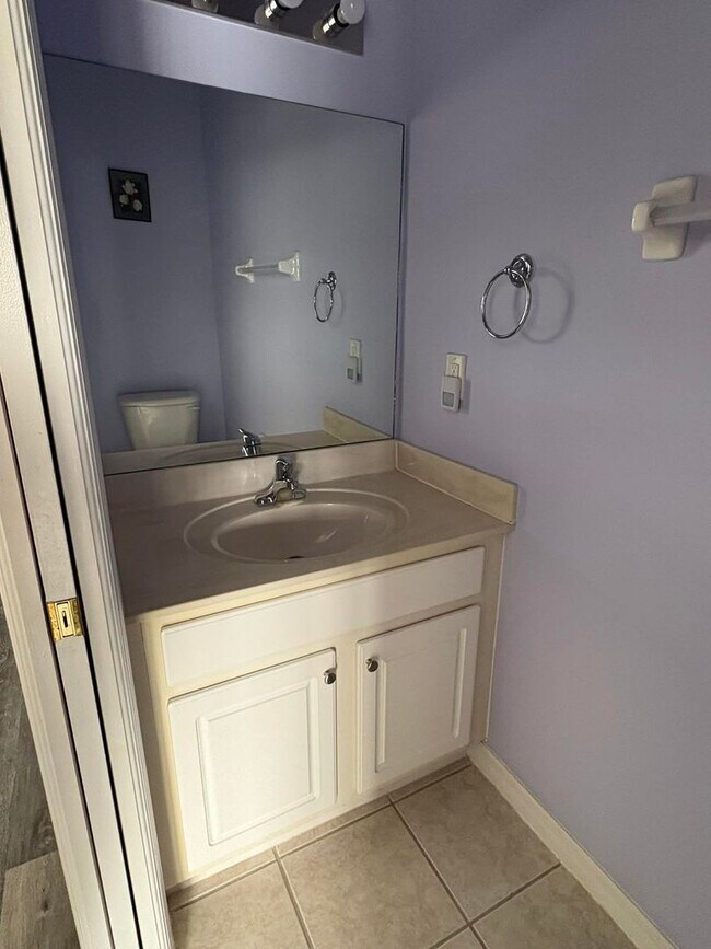 Building Photo - 2/2.5 Townhome in Fort Myers for Rent