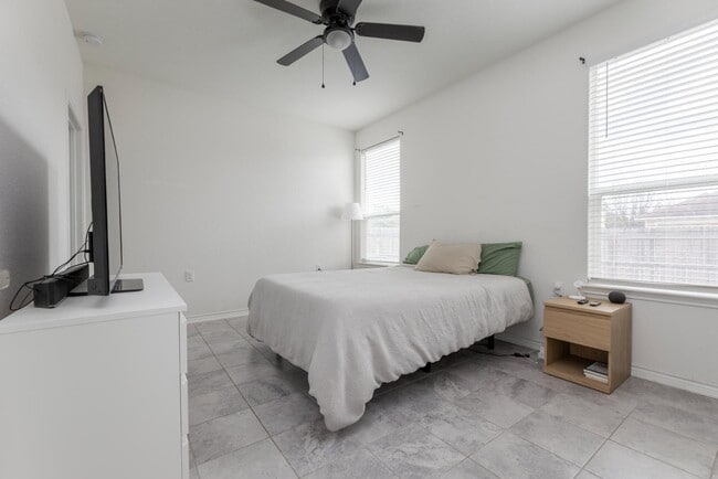 Building Photo - 6422 Hibiscus Falls