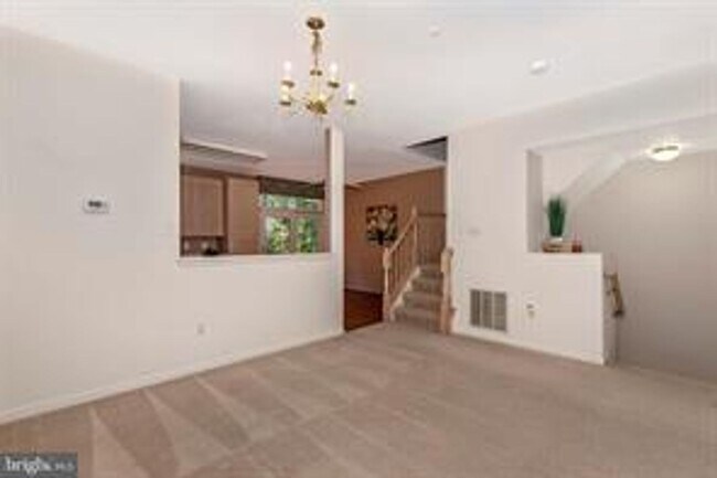 Building Photo - WELL MAINTAINED TOWNHOUSE WITH ONE CAR GARAGE, DECK,
