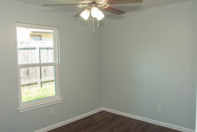 Building Photo - 1002 Cresswell Dr