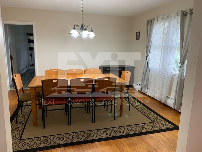 Building Photo - Fully Furnished 3 Bedroom/2 Bathroom Home ...