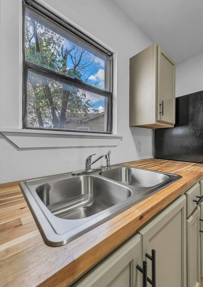 Building Photo - Well-maintained 2BD 1BA Home in Waco