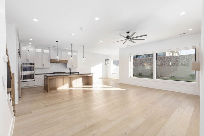 Building Photo - Gorgeous 5 bed 3.5 bath in Desert Canyons