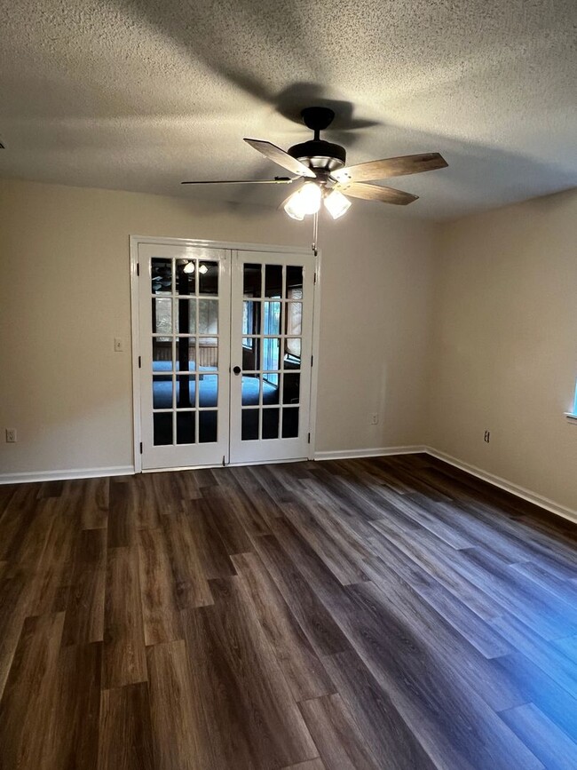 Building Photo - Charming 3-Bedroom Home on 2 Acres – Lands...