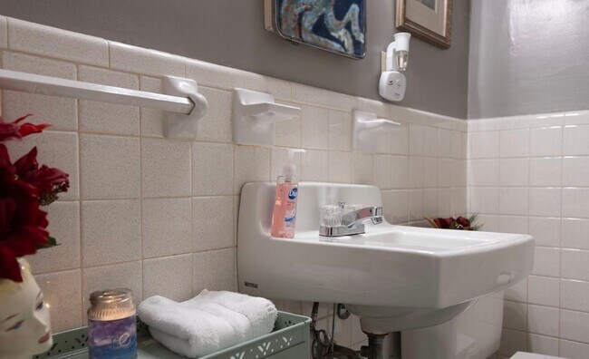 Building Photo - Charming 3 Bedroom, 2 Bathroom Home in Dec...