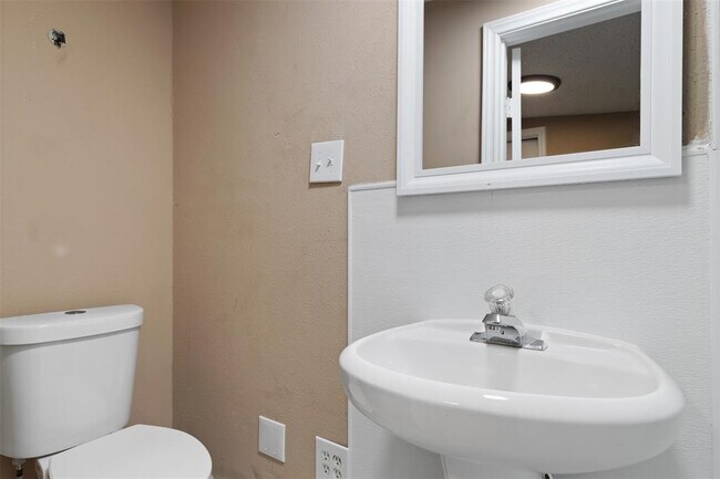 Building Photo - 9407 N Creek Dr