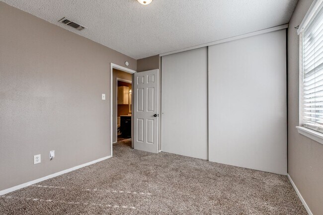 Building Photo - 3-BEDROOM HOME IN PIPERS MEADOW