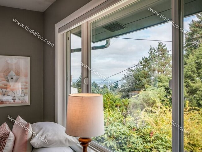Building Photo - Spacious Mid-Century Modern Home in Counci...