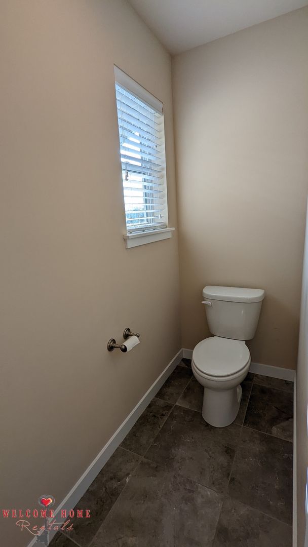 Building Photo - Beautiful open floorplan with FOUR large b...