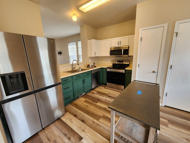 Building Photo - 3 Bed 3 bath house in 80910!