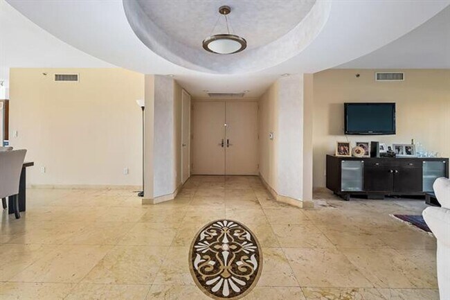 Building Photo - 18911 Collins Ave