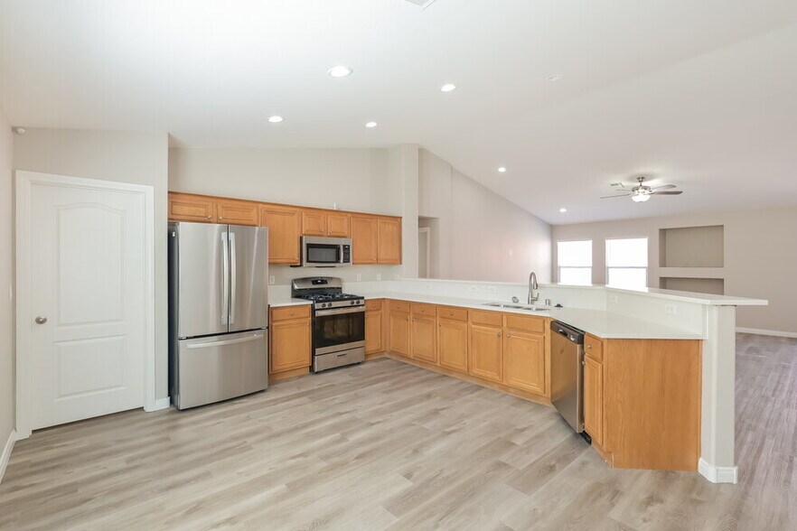 Building Photo - 1075 Silver Star St