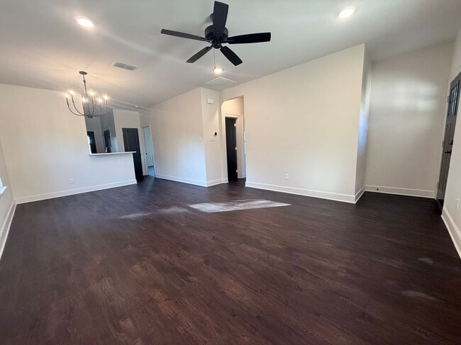 Building Photo - 616 Oak St