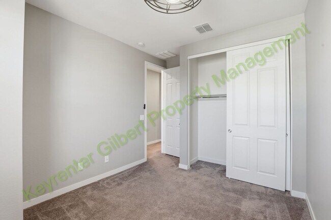 Building Photo - Charming 3-bed/3bath Gilbert Corner Lot Ho...