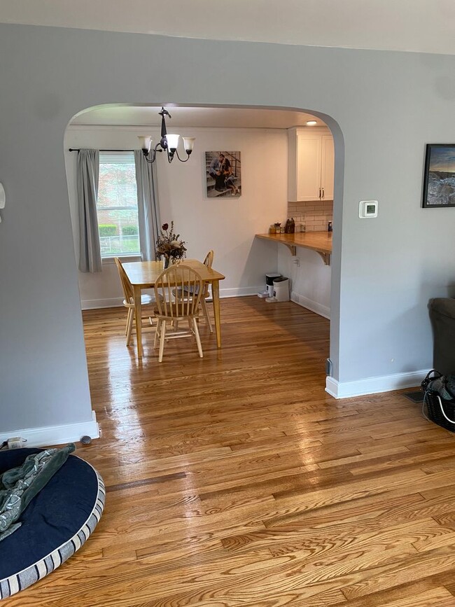 Building Photo - Beautiful 3 Bedroom House with Large Fence...