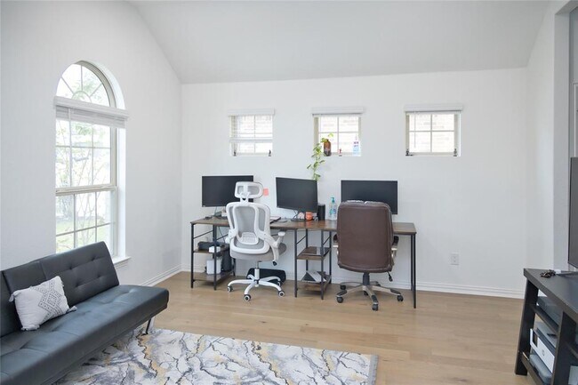 Building Photo - 1209 Cole Ests Dr