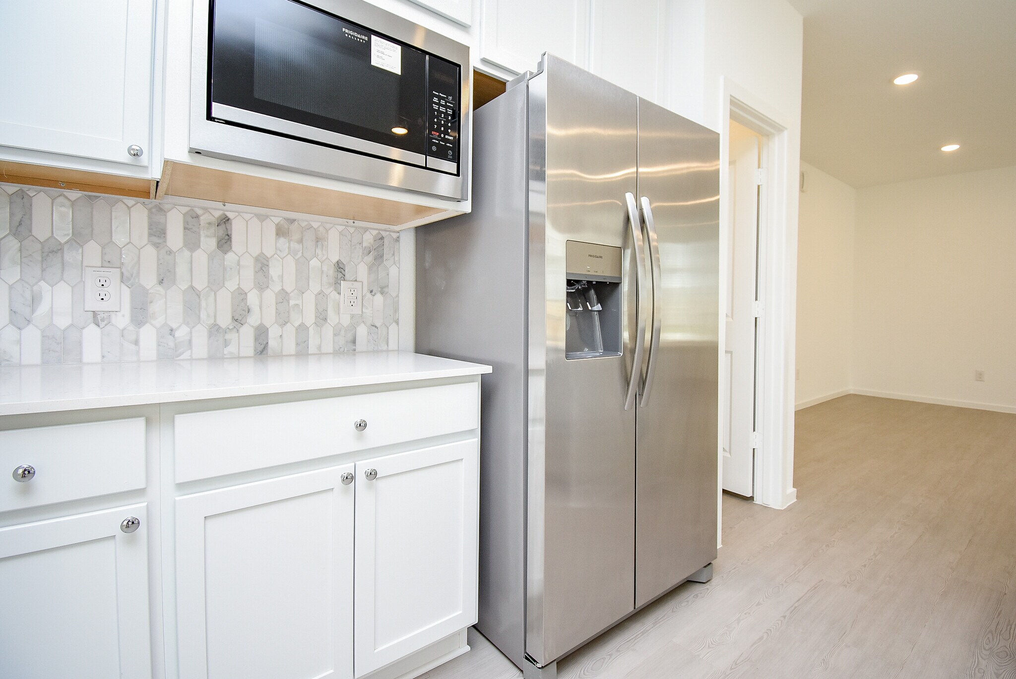 Side by side refrigerator with water dispenser and ice maker, and built in microwave. Lots of count - 6714 Iron Clover Dr