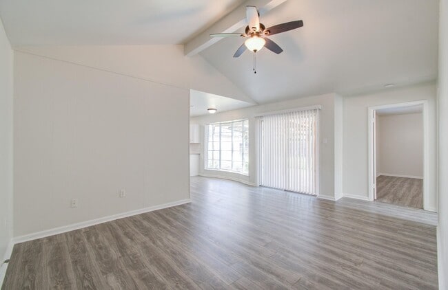 Building Photo - 15611 La Casa Ln