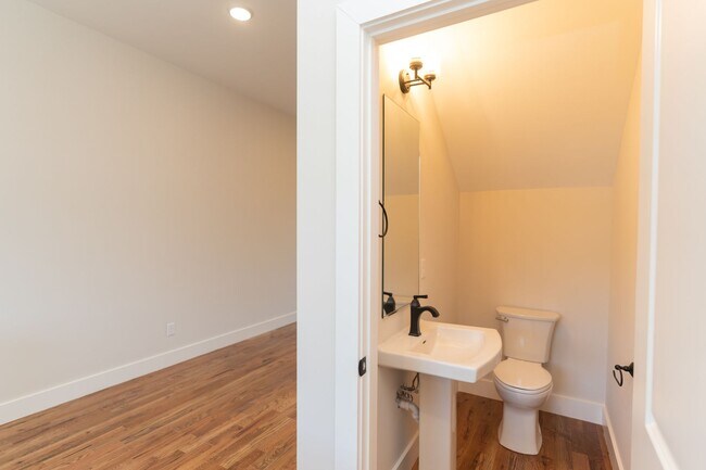 Building Photo - Modern 4 Bedroom Townhome in Southside Chattanooga