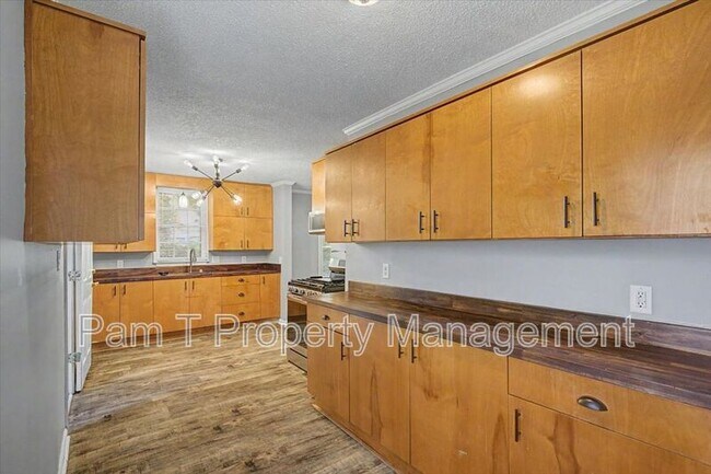 Building Photo - 212 W 58th St