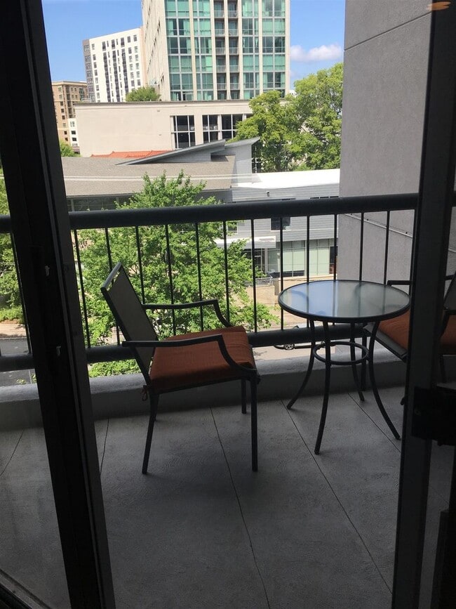 Building Photo - Incredible Location! Convenient 1BE/1BA living in the heart of Music Row!!