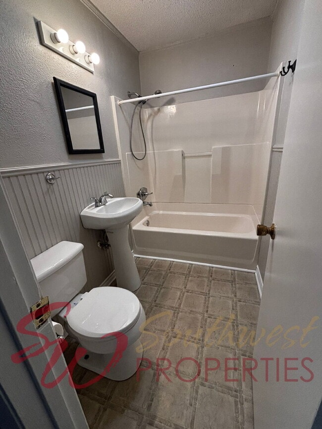 Building Photo - Cozy 2 Bed, 1 Bath Home