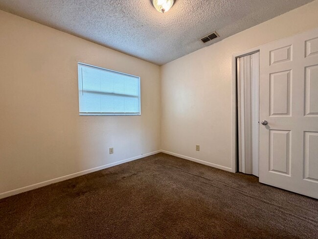 Building Photo - Adorable 2 bed/1 bath second floor apartment!