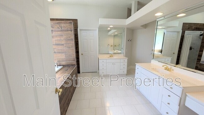 Building Photo - 2083 Downing Dr