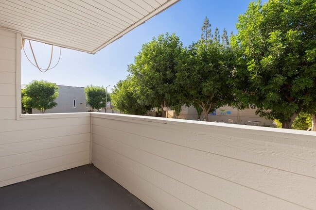 Building Photo - Excellent 1 Br 1Ba with Den in a Well Kept...
