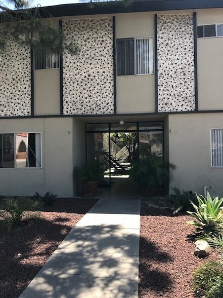 Building Photo - 626 E Chevy Chase Dr