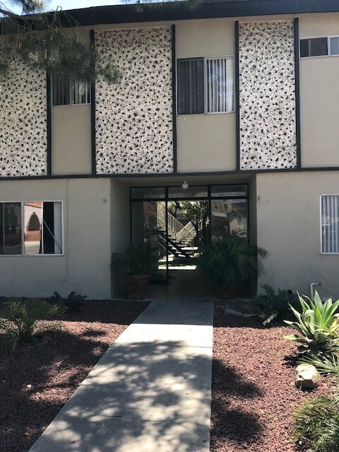 Building Photo - 626 E Chevy Chase Dr