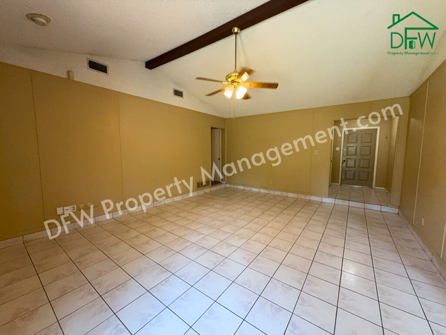 Building Photo - Charming 3-Bedroom Home with Fenced Backyard & Fireplace in Arlington!